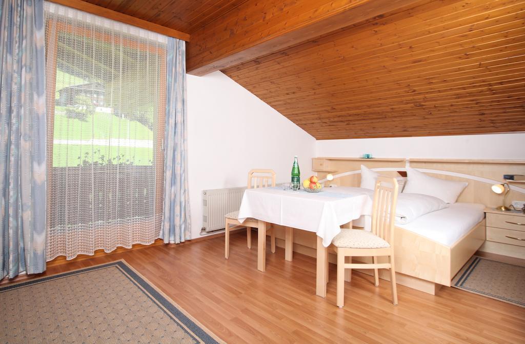 Hotel Garni Haus Anita Liesing Стая снимка